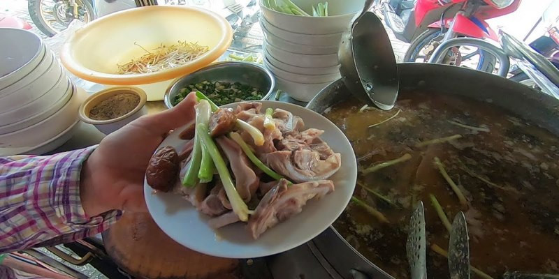 Mở quán cháo lòng - Quy trình thực hiện và một vài lưu ý 3 - Vinakitchen Khi làm biển hiệu bạn nên chọn tên ấn tượng