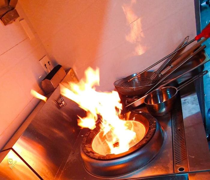Giải pháp tất tần tật cho bếp ga công nghiệp bị lửa đỏ 1 - Vinakitchen bep-ga-cong-nghiep-bi-lua-do